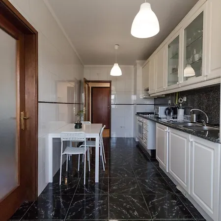 Artur Bivar - T4 Familiar Junto Ao Parque Desportivo Da Rodovia - Apartamento
