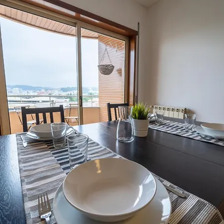 Artur Bivar - T4 Familiar Junto Ao Parque Desportivo Da Rodovia - Apartamento *