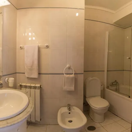 Apartamento Artur Bivar - T4 Familiar Junto Ao Parque Desportivo Da Rodovia - *