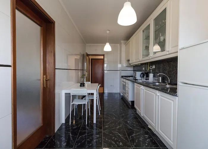 Artur Bivar - T4 Familiar Junto Ao Parque Desportivo Da Rodovia - Apartment